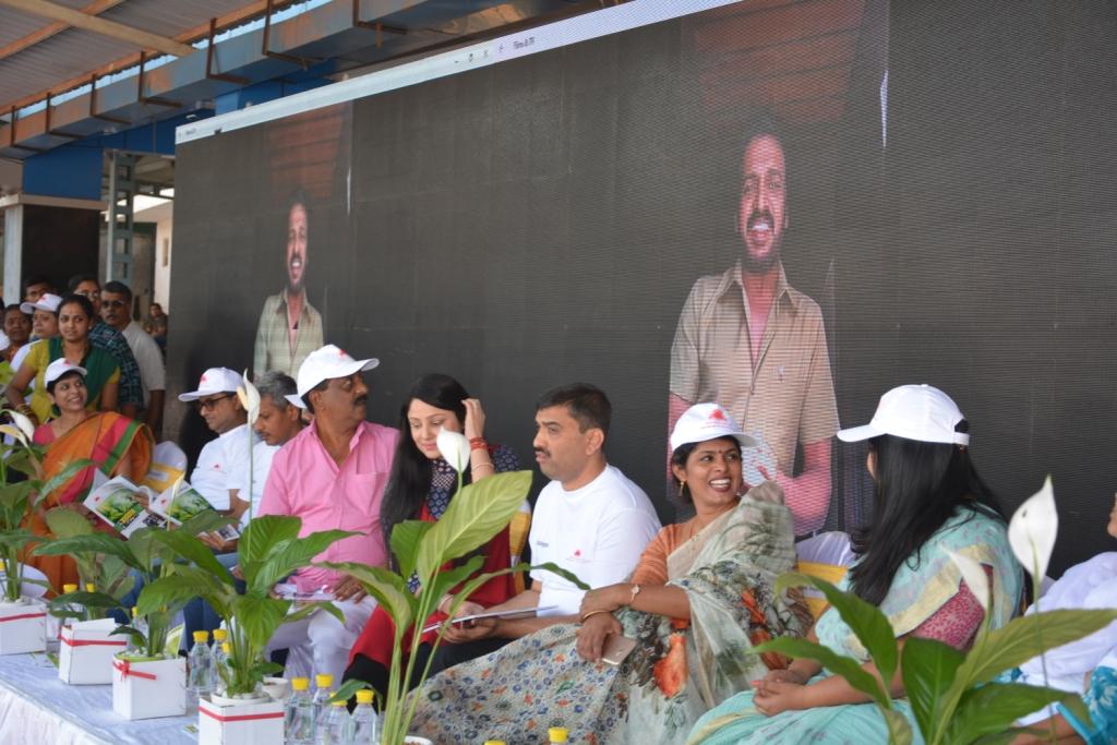 Dignitaries adorning the stage for Allergan Bengaluru walkathon 2017 promoting a greener environment