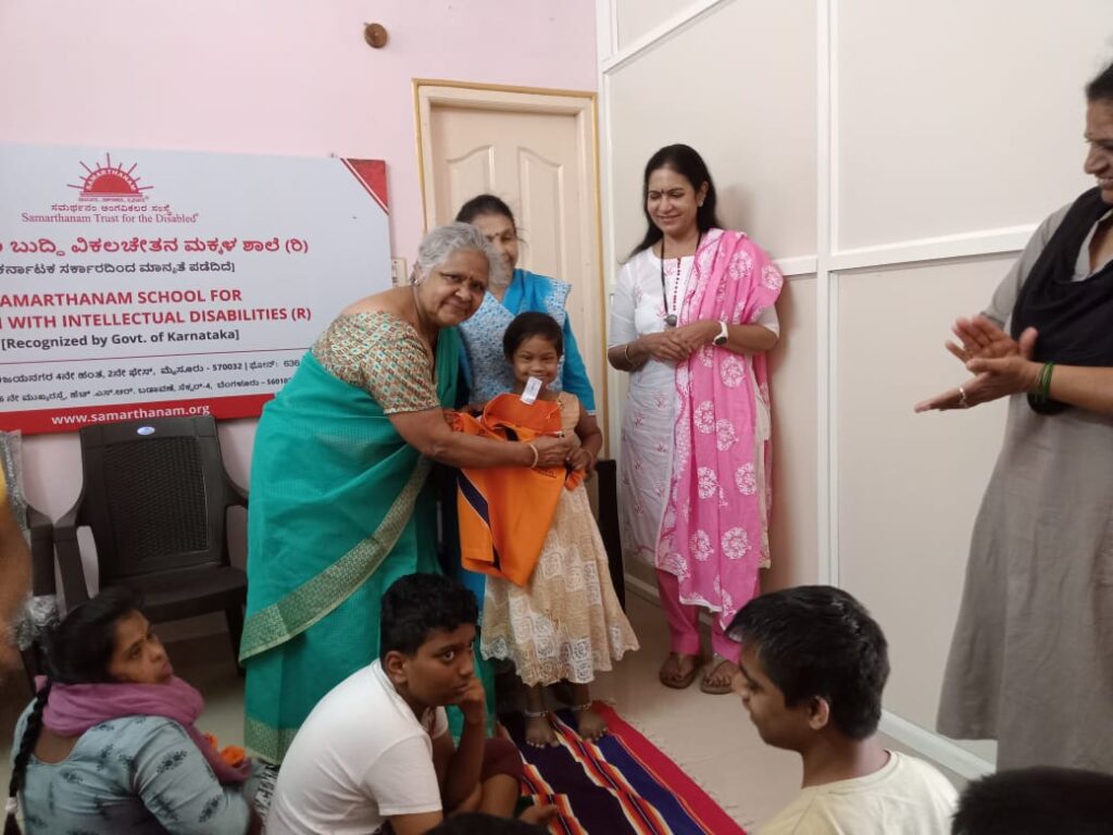 Samarthanam distributed uniforms for children at Mysore ID school-1