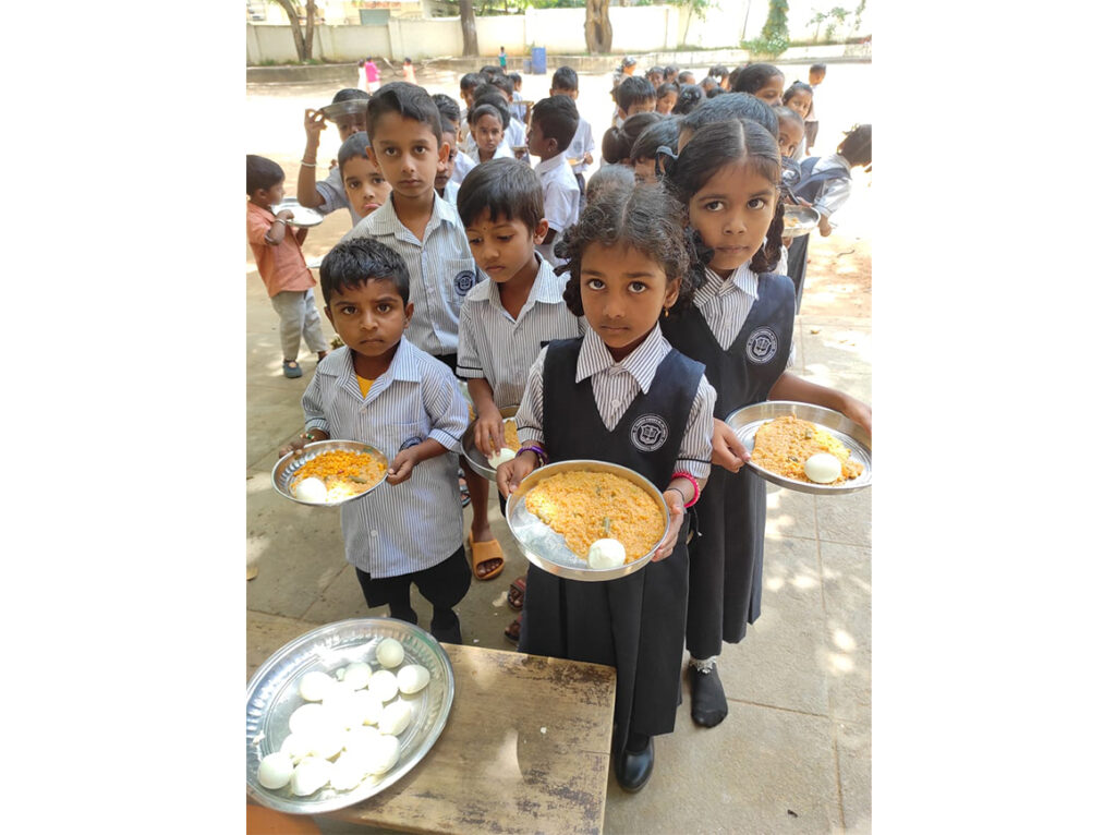 Vidyaprasad, the midday meal initiative of Samarthanam, serves nutritious food along with eggs and bananas to kids-1