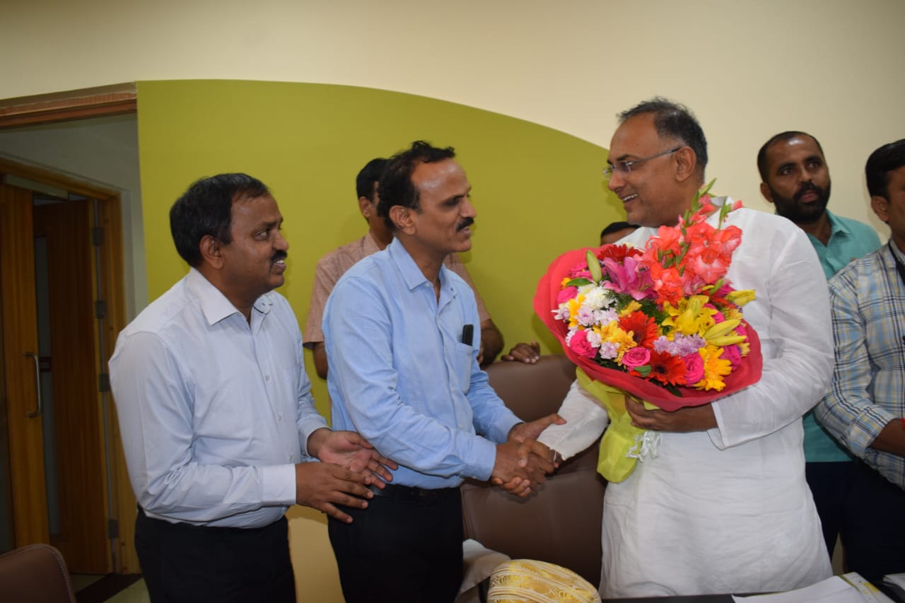 Shri Dinesh Gundu Rao, Minister for Health and Family Welfare felicitated at Samarthanam-1