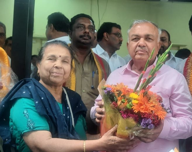 Smt. Vasanti Savanur, Trustee of Samarthanam, met with Shri Ramalinga Reddy, the Minister of Transport and Muzrai Department-1