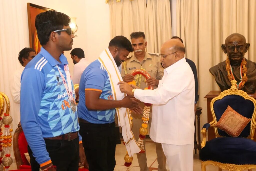 Dr Mahantesh G Kivadasannavar IBSA cricket team players recieved a heartfelt salute from Thawar Chand Gehlot Governor of Karnataka-1