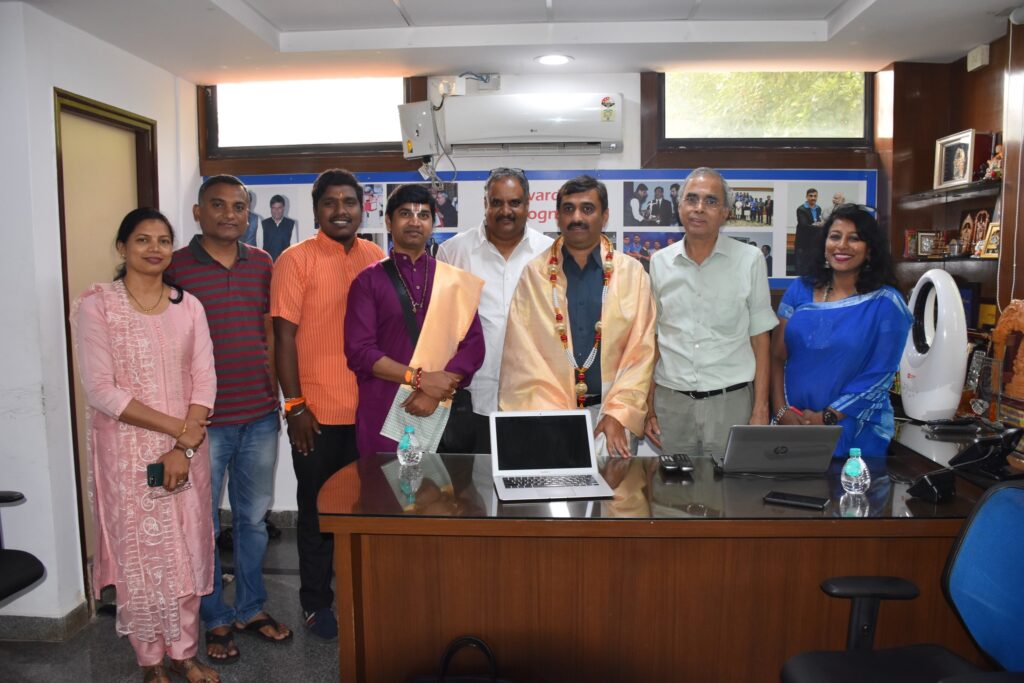 Dr. Mahantesh, the driving force behind Samarthanam, had the pleasure of meeting two extraordinary individuals who are shaping the future