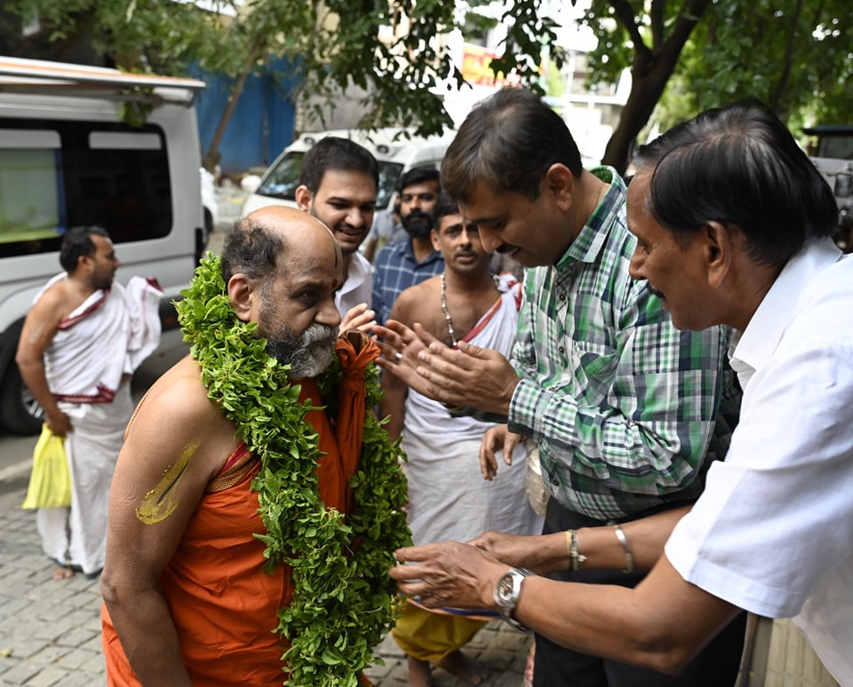 Honored to have Sri Sugunendra Theertha Swamiji from Puthige Matha Udupi visit Samarthanam on 26-09-2023-1