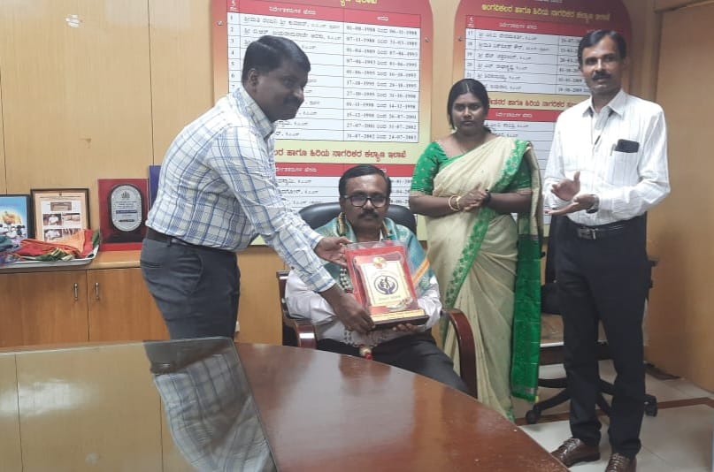 Mr Devaraj- PRO Samarthanam is honoured to receive a heartfelt memento from Director of the Department of Empowerment of Persons with Disabilities