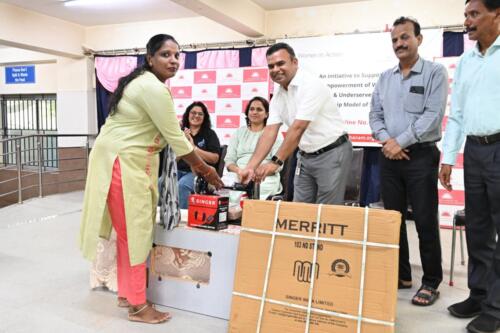 Dell women in partnership with Samarthanam distributes Sewing Machine-2