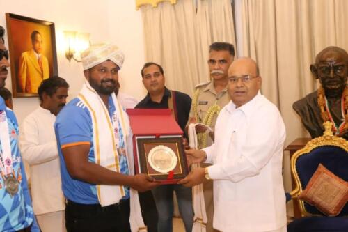 Dr Mahantesh G Kivadasannavar IBSA cricket team players received a heartfelt salute from Thawar Chand Gehlot Governor of Karnataka-2