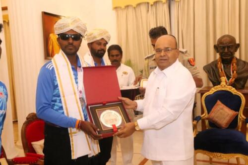 Dr Mahantesh G Kivadasannavar IBSA cricket team players recieved a heartfelt salute from Thawar Chand Gehlot Governor of Karnataka-3