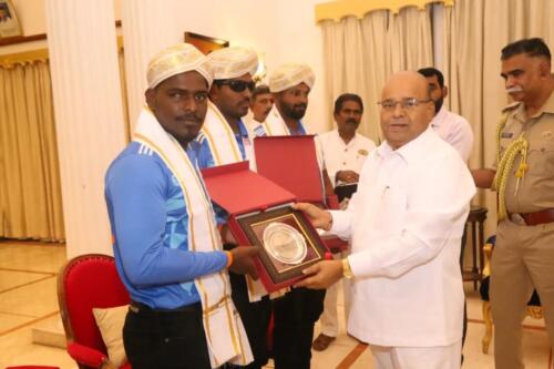 Dr Mahantesh G Kivadasannavar IBSA cricket team players received a heartfelt salute from Thawar Chand Gehlot Governor of Karnataka-4