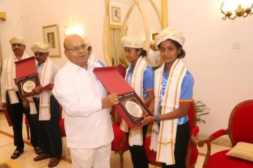 Dr Mahantesh G Kivadasannavar IBSA cricket team players recieved a heartfelt salute from Thawar Chand Gehlot Governor of Karnataka-5