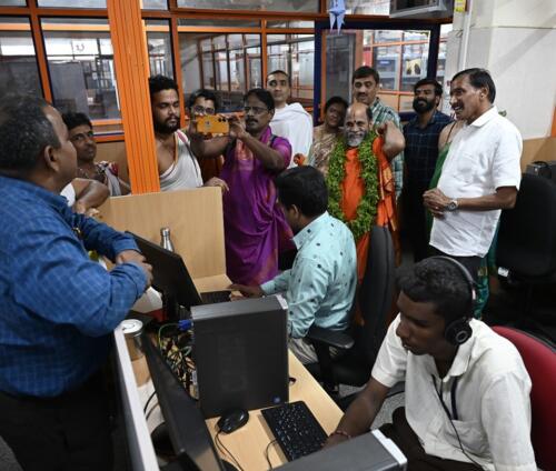 Honored to have Sri Sugunendra Theertha Swamiji from Puthige Matha Udupi visit Samarthanam on 26-09-2023-3