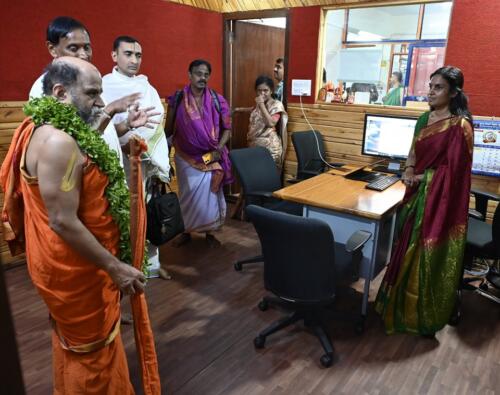 Honored to have Sri Sugunendra Theertha Swamiji from Puthige Matha Udupi visit Samarthanam on 26-09-2023-5