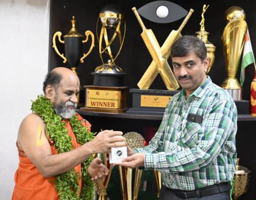 Honored to have Sri Sugunendra Theertha Swamiji from Puthige Matha Udupi visit Samarthanam on 26-09-2023-7