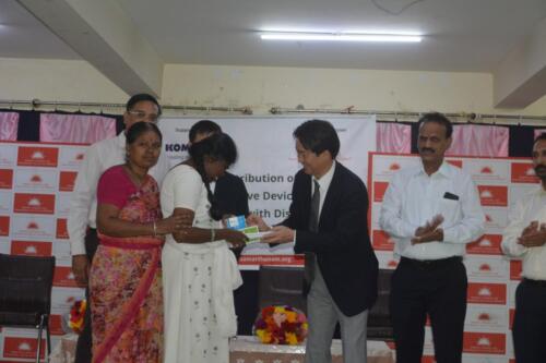 Mr. Kengo Ogawa from Komatsu India Private Limited distributed assistive devices to people with disabilities-3