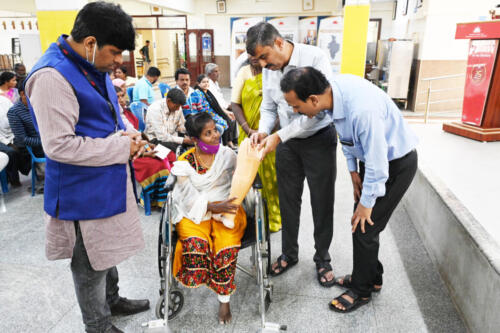 Samarthanam Trust, in partnership with ABB, distributed assistive aids to people with disabilities in Bangalore-5