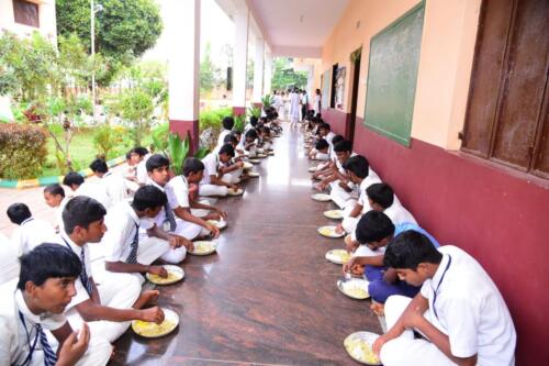 Samarthanam Trust, in partnership with Intel, distributed First Aid Kits, Menstrual Hygiene Kits, and Toiletry items to adolescent girl students-7