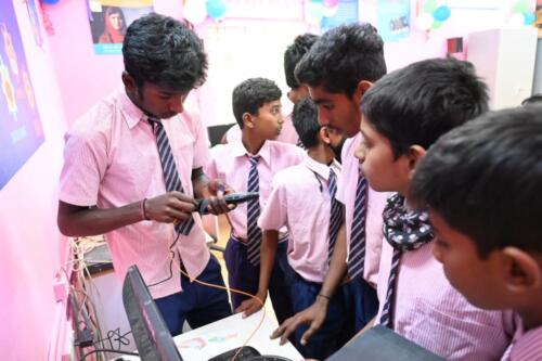 Samarthanam Trust in partnership with United Way Bengaluru, implemented an Innovation and Tinkering Lab at Morarji Desai Residential School, Chakkere-6