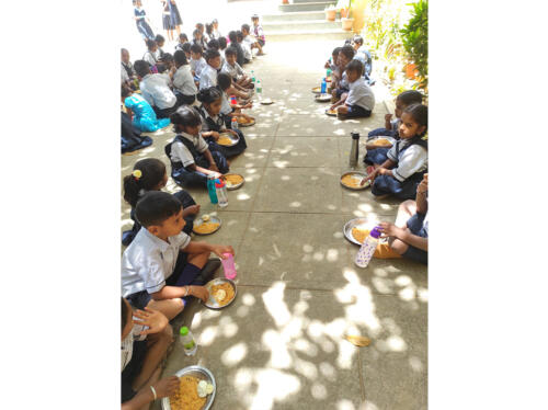 Vidyaprasad, the midday meal initiative of Samarthanam, serves nutritious food along with eggs and bananas to kids-3