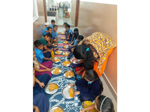 Vidyaprasad, the midday meal initiative of Samarthanam, serves nutritious food along with eggs and bananas to kids-4